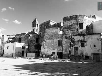 Il singolare laboratorio di Antonio si trova nel centro storico del piccolo comune barese, in piazza Giulio Binetti, all'ombra del campanile della trecentesca chiesa di Santa Maria Assunta